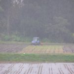 雨の中でのトラクター作業