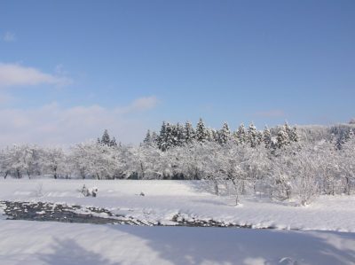 新潟県南魚沼市では雪が止んで青空が広がっています