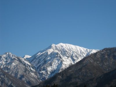 雲ひとつない澄んだ青空と雪化粧した駒ケ岳